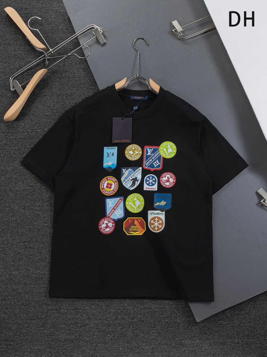 🅿️190 Louis Vuitton 1V LV micro-wide version S-XL LV 26ss New product counters are on the shelves at the same time Multi-process digital direct printing Various travel patches on the chest Micro-stamp printing Round-neck short-sleeved T-shirts, the same style for men and women! Consigned to one-to-one creation. Synchronized with the official website, pure cotton fabrics at the counter! It is close to the skin and comfortable, durable and easy to wear. It has a classic and simple logo design and meticulous original craftsmanship. Short-sleeves, a must-have item for men, do not appear to be the same for the general public, but must be unique and eye-catching. This LV short-sleeve is all about quality, comfort, the same shape and fashion as always, including fabrics and cutting techniques. All of them have been made with great effort! 320 grams of washed pure cotton fabric, pure cotton is breathable, very refreshing and comfortable for daily wear. The rib knitting on the neckline is smooth and tight, and the neckline will not be skewed if you toss it at will. The loose version, you will find that it looks really good on the upper body. The overall is minimalist and neat, super versatile for daily use! Pair it casually with a pair of pants for a youthful look. A T-shirt will make your outfit crazy. It is a fashionable item that can never go wrong! Color: Black White Gray Size: S-XL Size chart: S: Shoulder width 50-Bust 56-Length 70 M: Shoulder width 52-Bust 57-Length 72 L: Shoulder width 54-Bust 59-Length 74 XL: Shoulder width 56-Bust 62-Length 76